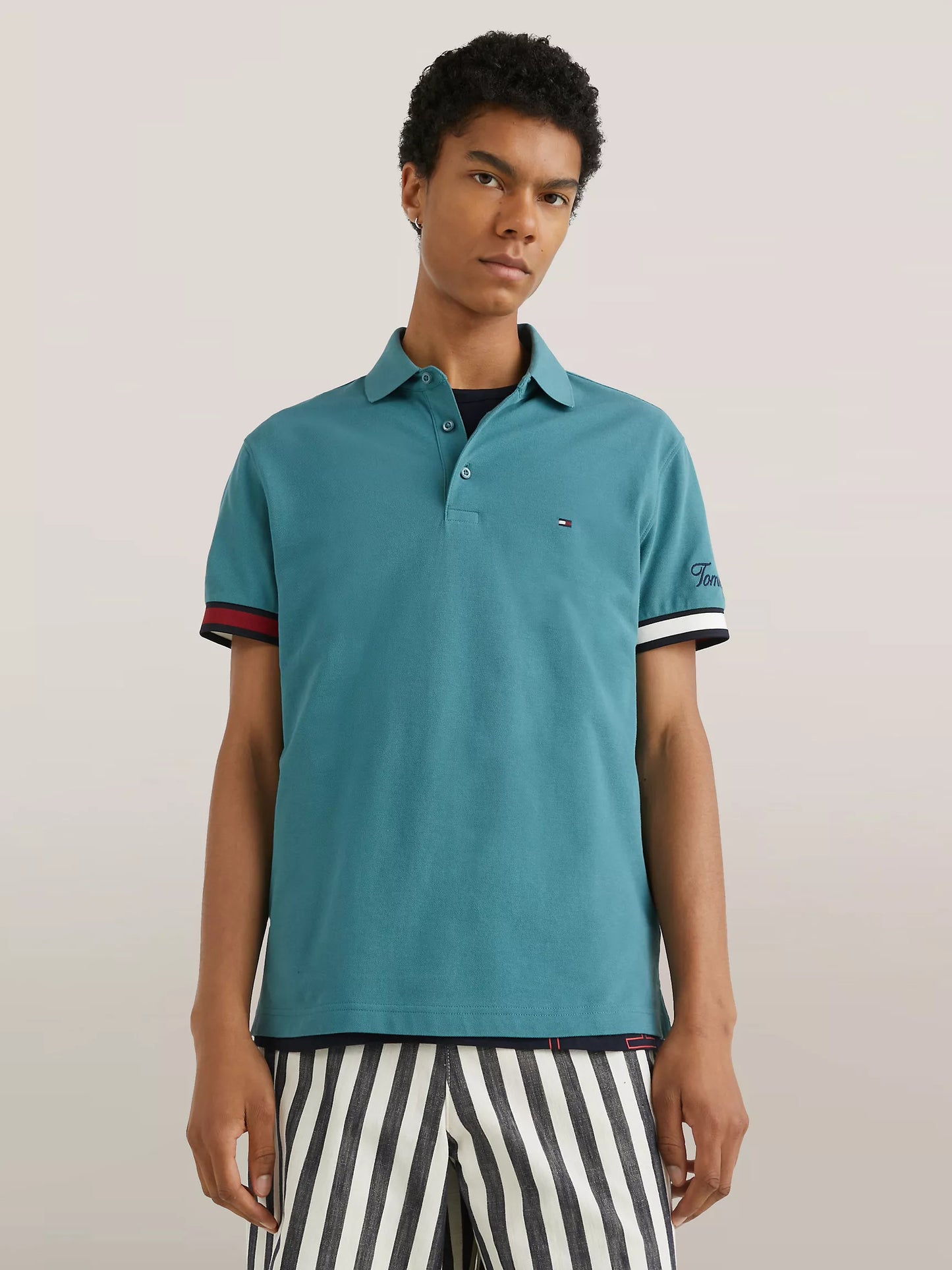 Polo coupe slim avec poignets à liseré drapeau