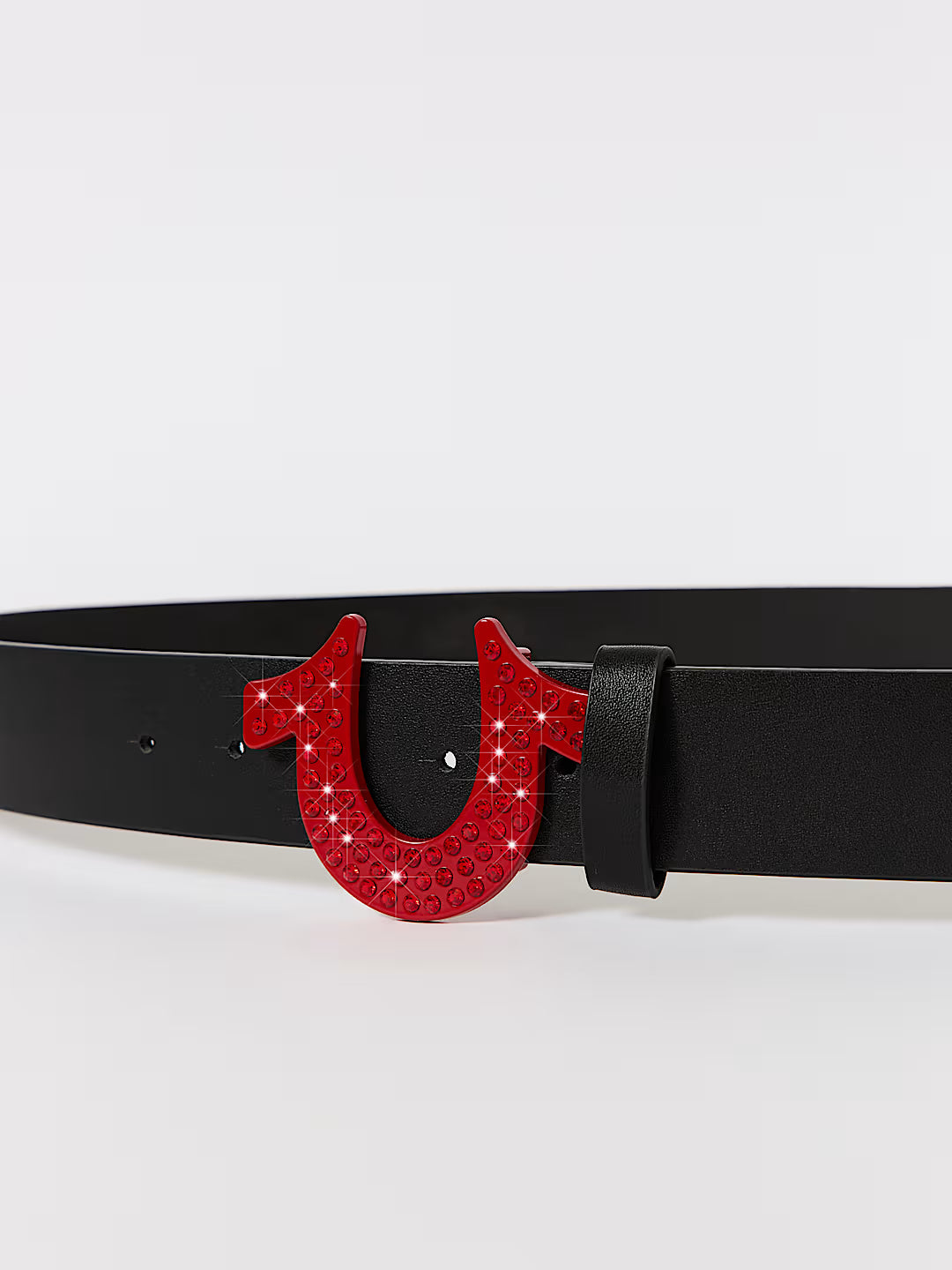 Ceinture avec boucle en forme de fer à cheval en cristal.