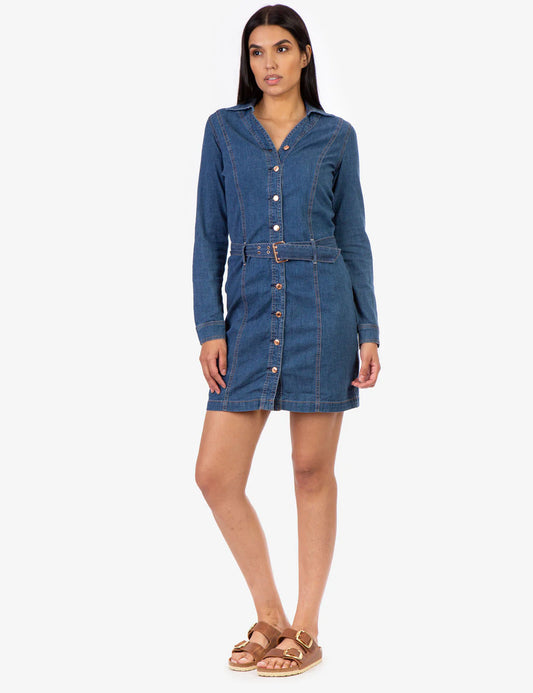 Robe en jean ceinturée à  boutons sur le devant
