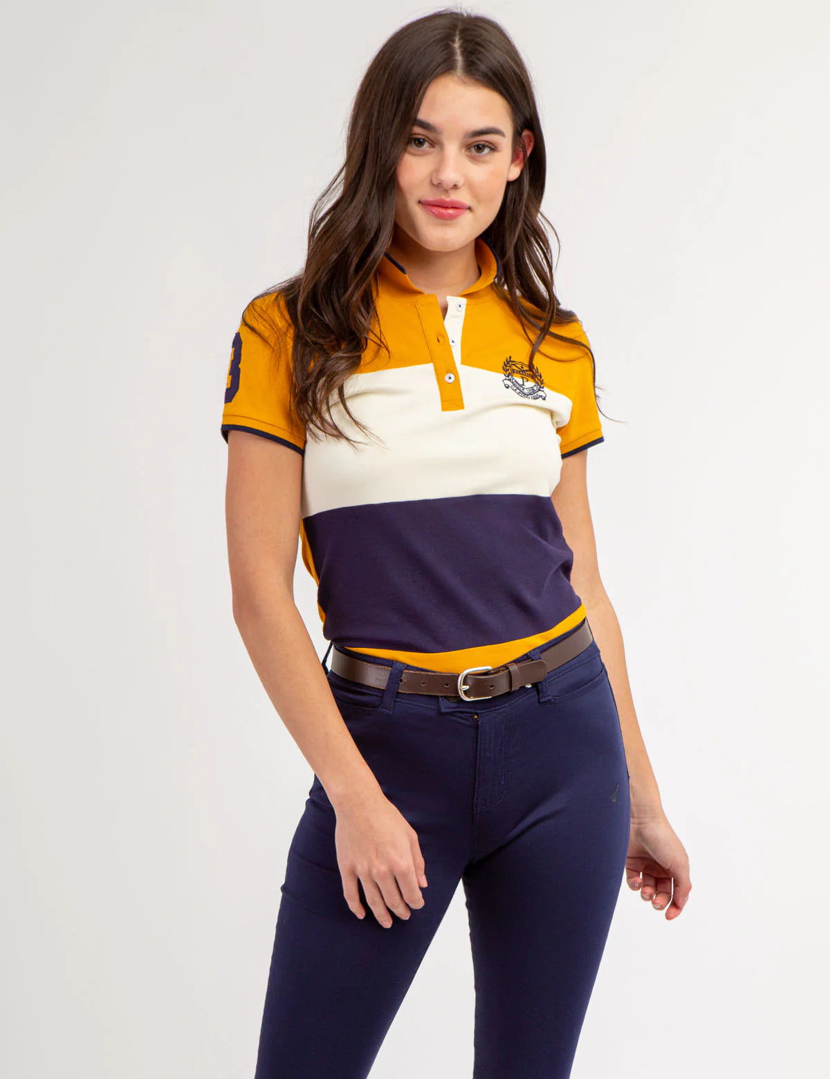 Polo à blocs de couleurs avec écusson