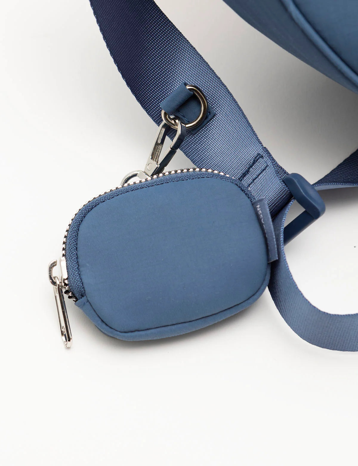 Sac bandoulière croissant en nylon avec pochette zippée