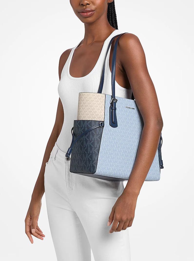 Sac fourre-tout Voyager grand format à blocs de couleurs avec logo Signature – Michael Kors