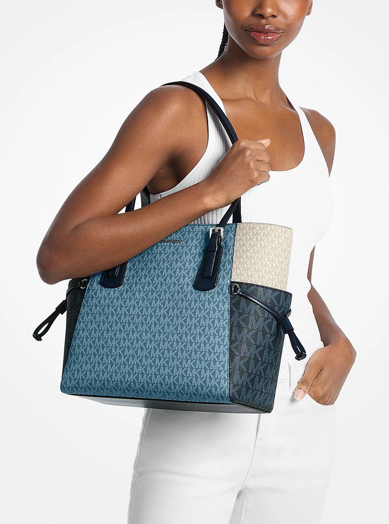 Sac fourre-tout Voyager grand format à blocs de couleurs avec logo Signature – Michael Kors