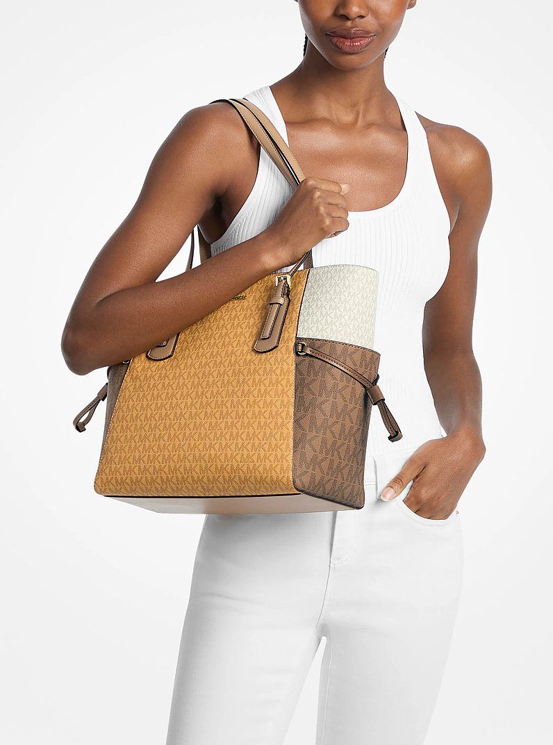 Sac fourre-tout Voyager grand format à blocs de couleurs avec logo Signature – Michael Kors