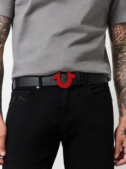 Ceinture avec boucle en forme de fer à cheval en cristal.